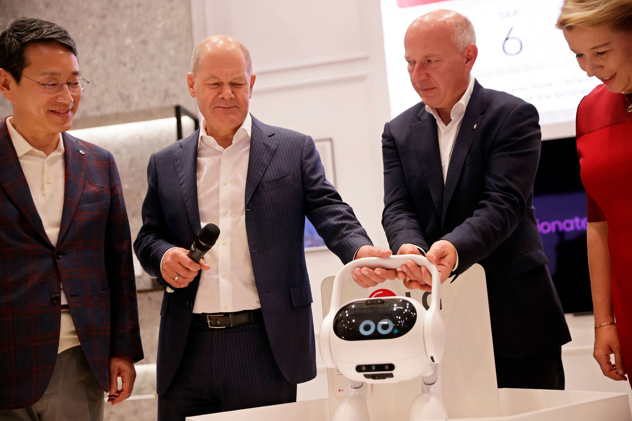 IFA für Privatbesucher geöffnet – Kanzler zu Gast