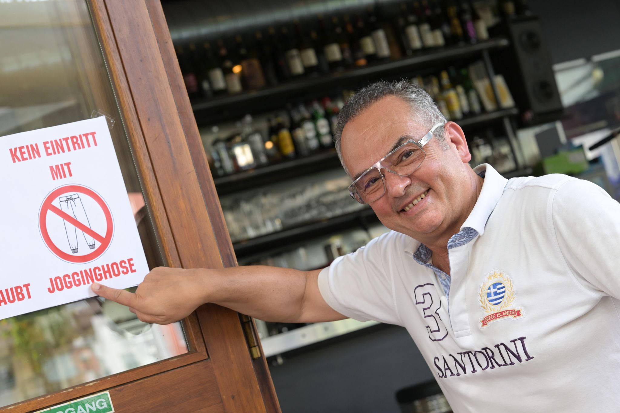 Keine Jogginghosen im Café: Gastronom setzt auf gepflegtes Äußeres