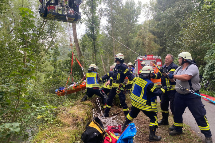 Bestwig: Radfahrer stürzt 8 Meter in die Tiefe