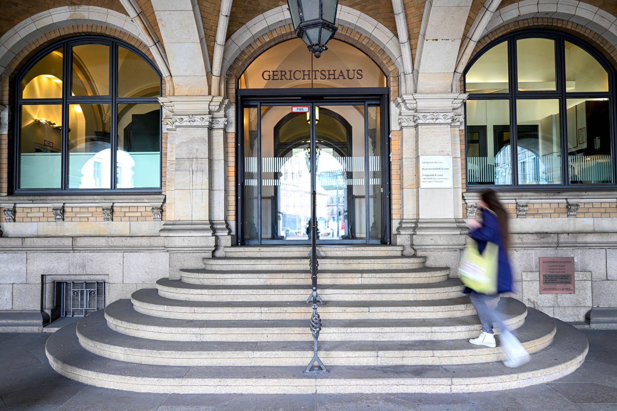 Tödlicher Sprung auf den Kopf – Haftstrafe für 21-Jährigen