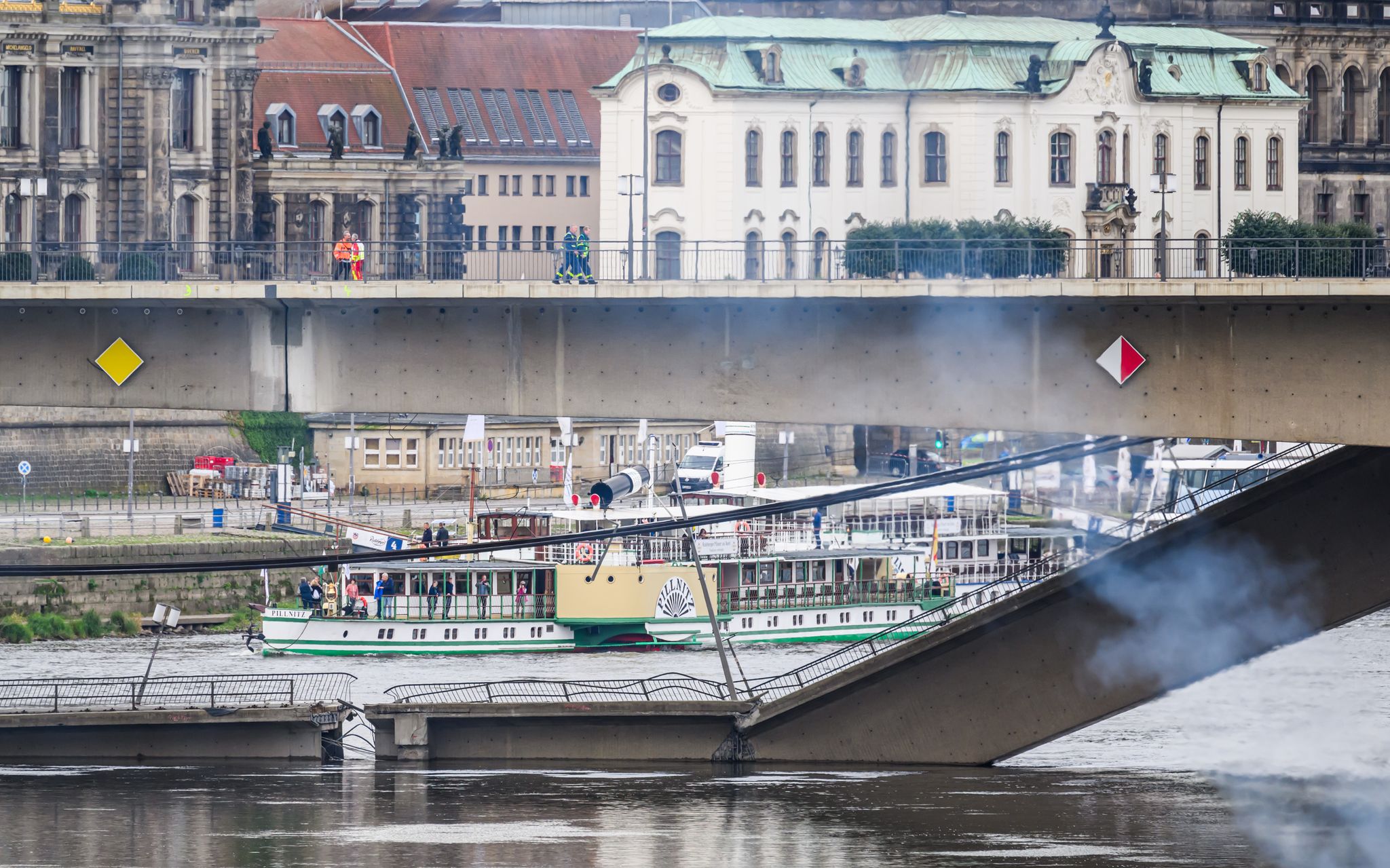 Carolabrücke in Dresden soll abgerissen werden, Vorbereitungen für kontrollierten Abriss laufen. Unwetter erschweren Arbeiten, Hochwasser droht.