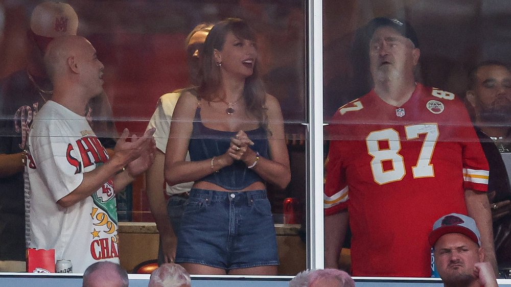 NFL-Saisonauftakt: Taylor Swift feuert Travis Kelce im Denim-Look an