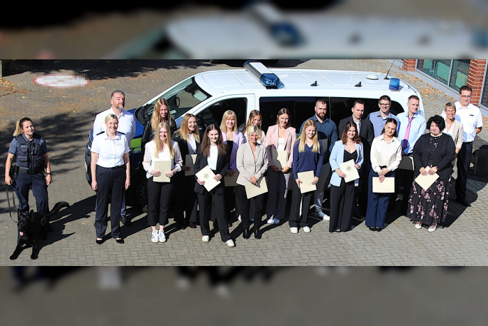 Erfurt: 18 Berufseinsteigende beim Hauptzollamt vereidigt