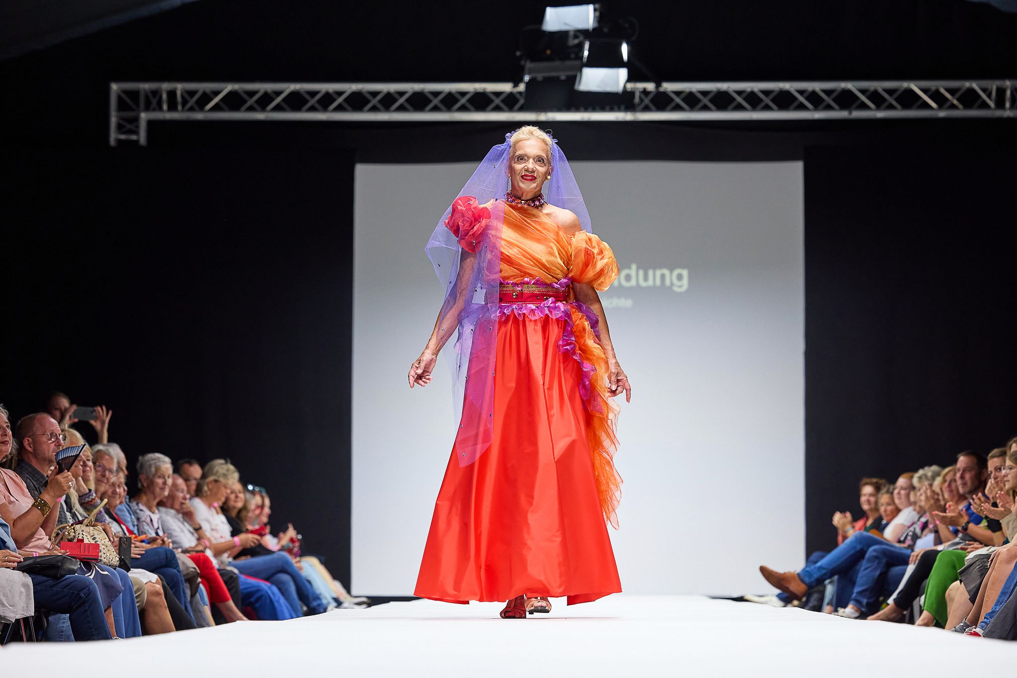 Seniorinnen zeigen Kollektion bei Vienna Fashion Week