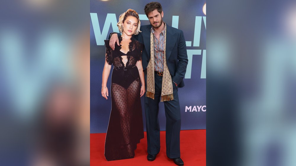 Andrew Garfield allein auf dem Roten Teppich in London