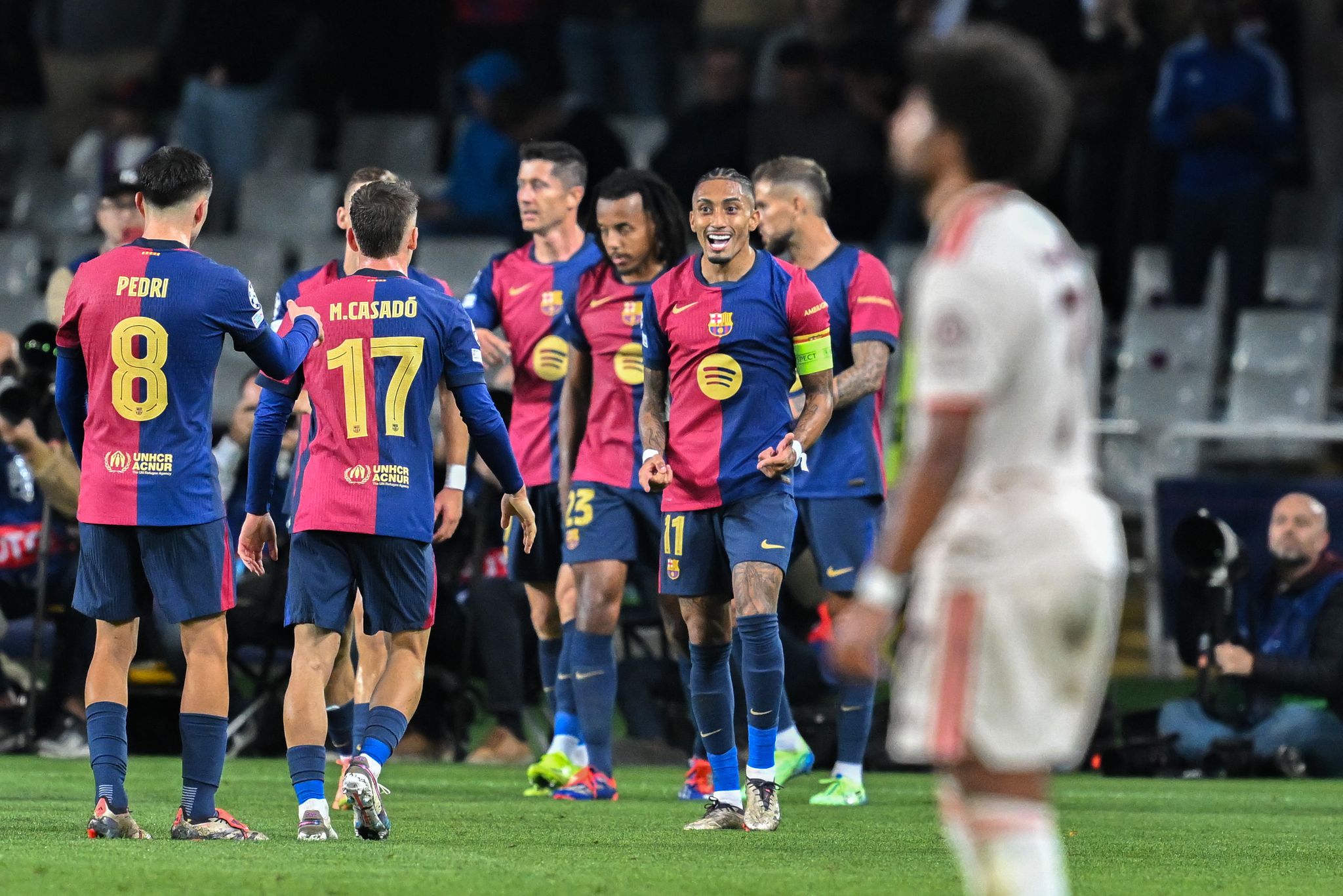 FC Bayern erlebt bitteren Abend gegen FC Barcelona mit Triple-Trainer Flick