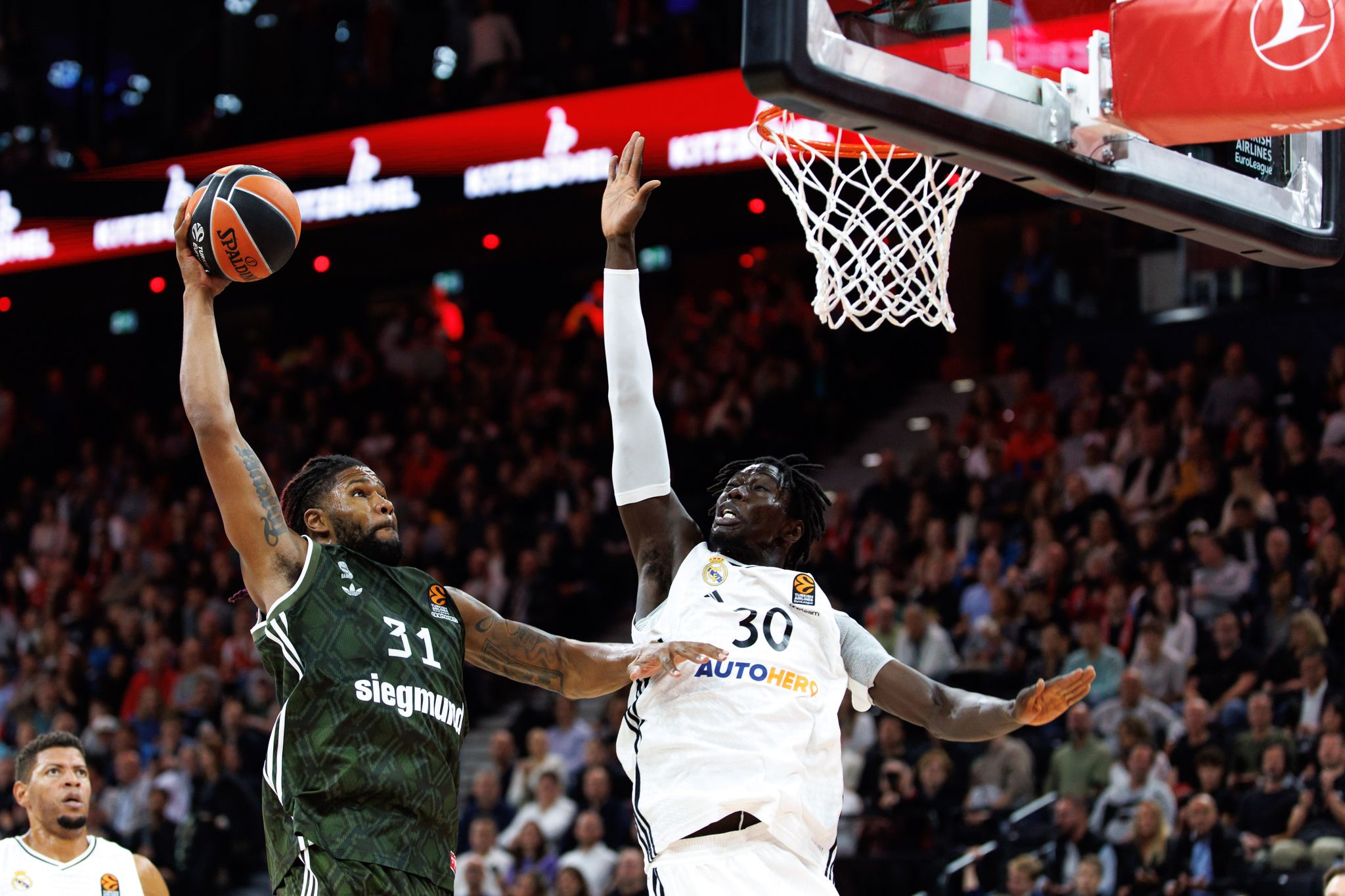 FC Bayern Basketball siegt überraschend gegen Real Madrid,zeigt beeindruckende Aufholjagd und begeistert Fans und Spieler.