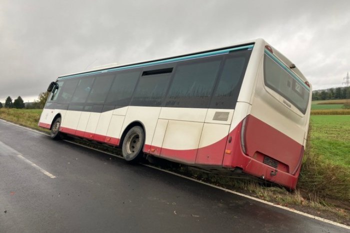 Düdelsheim: Bus in Graben gerutscht,17 Fahrgäste evakuiert