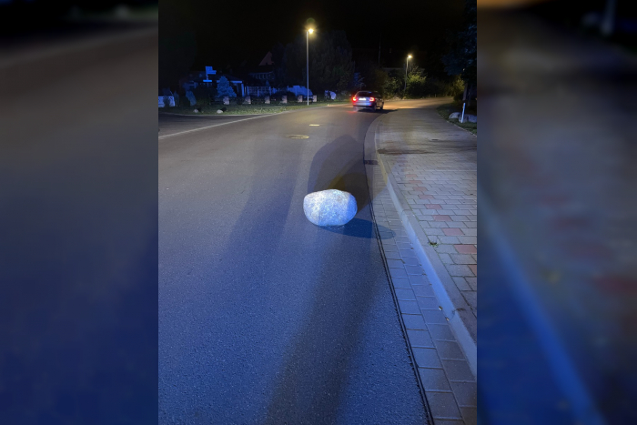 Stein auf Fahrbahn in Barth