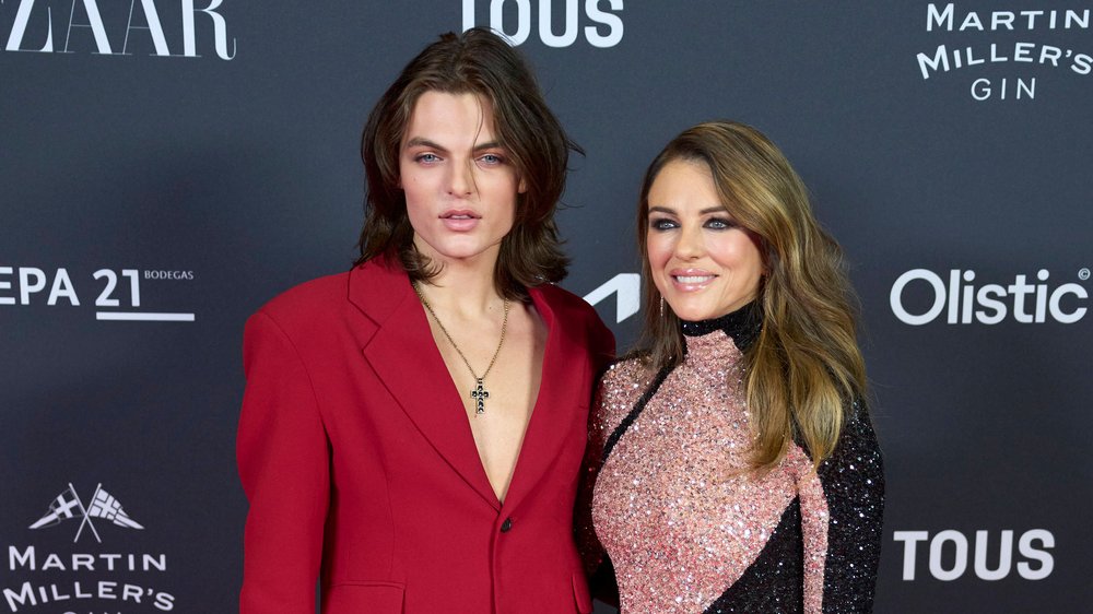 Elizabeth und Damian Hurley strahlen auf dem roten Teppich in Madrid