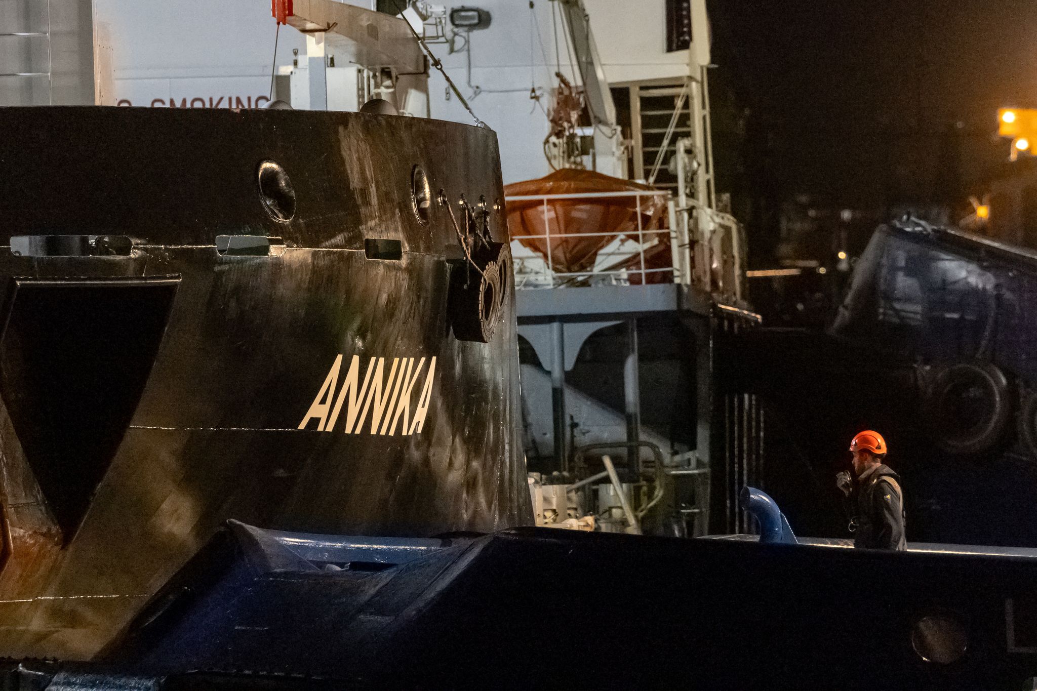 Auf der Ostsee in Brand geratenes Schiff in Rostock gelöscht