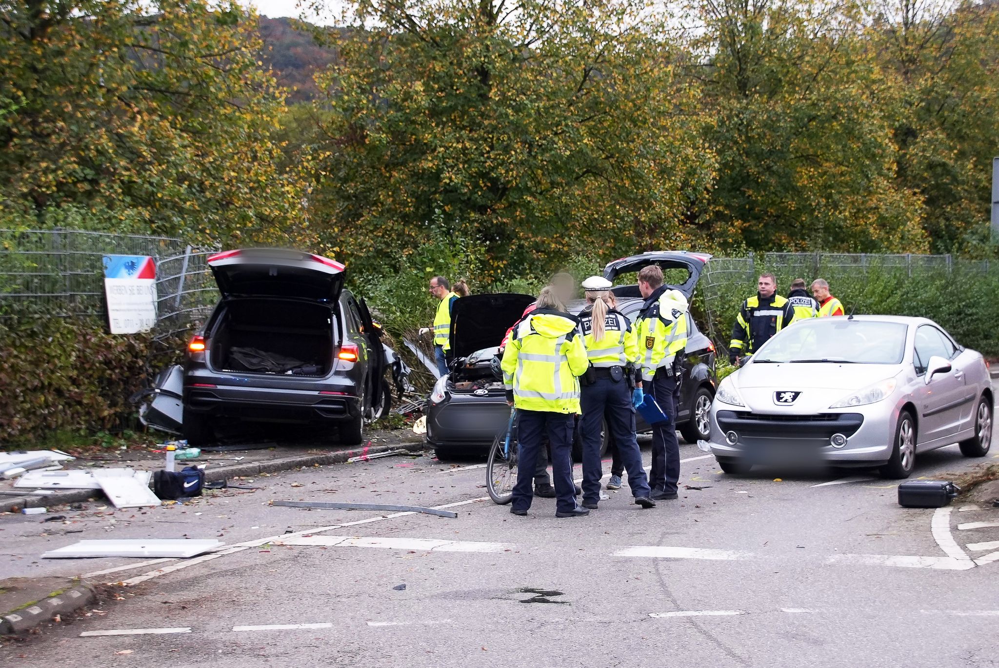 Tragisches Unglück in Esslingen: Fußgängerin und zwei Söhne von Auto erfasst