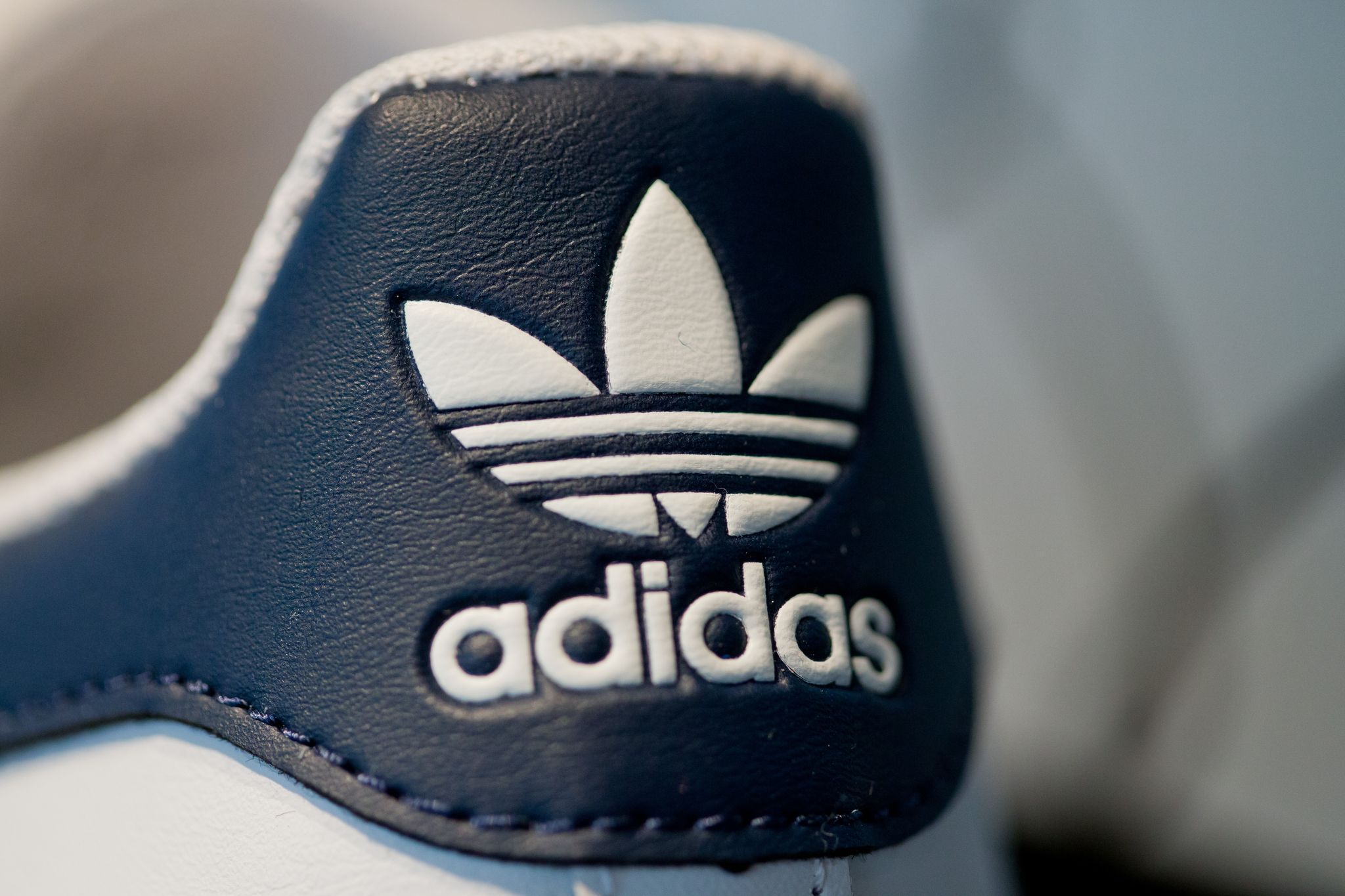 Adidas erhöht Jahresprognose erneut