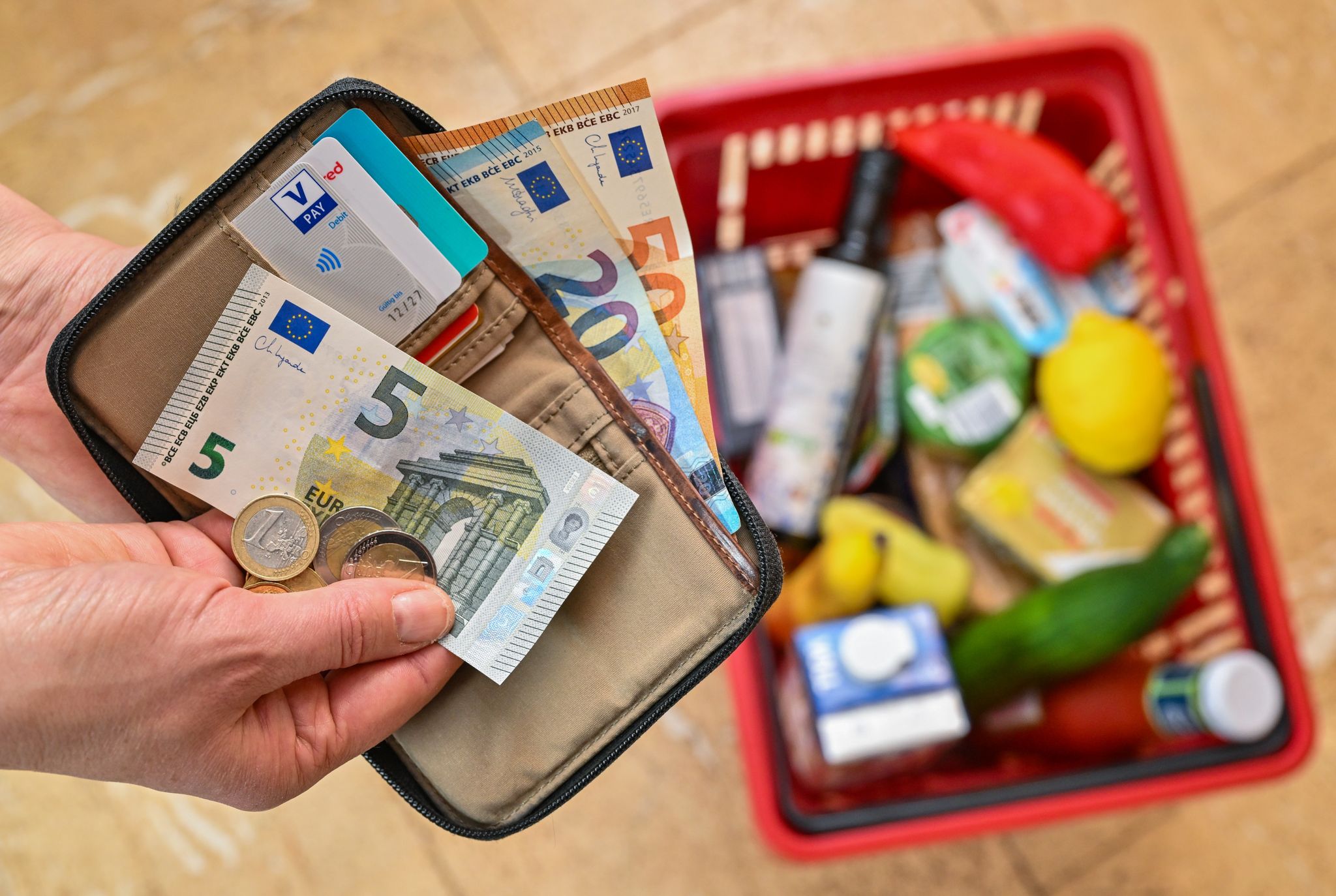 Deutsche Inflation sinkt: EZB senkt Zinsen, Ökonomen warnen vor Restriktion