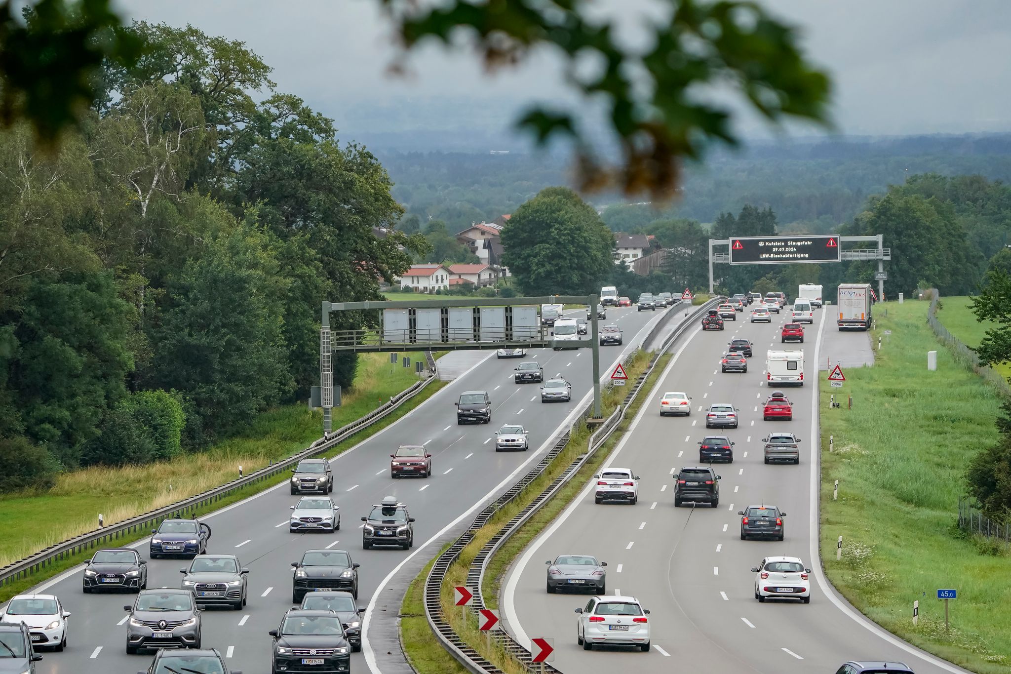 Milliardenlücke in der Infrastruktur, Deutschland braucht massive Investitionen für Straßen, Bahn und Energie – Lösung durch private Investoren.