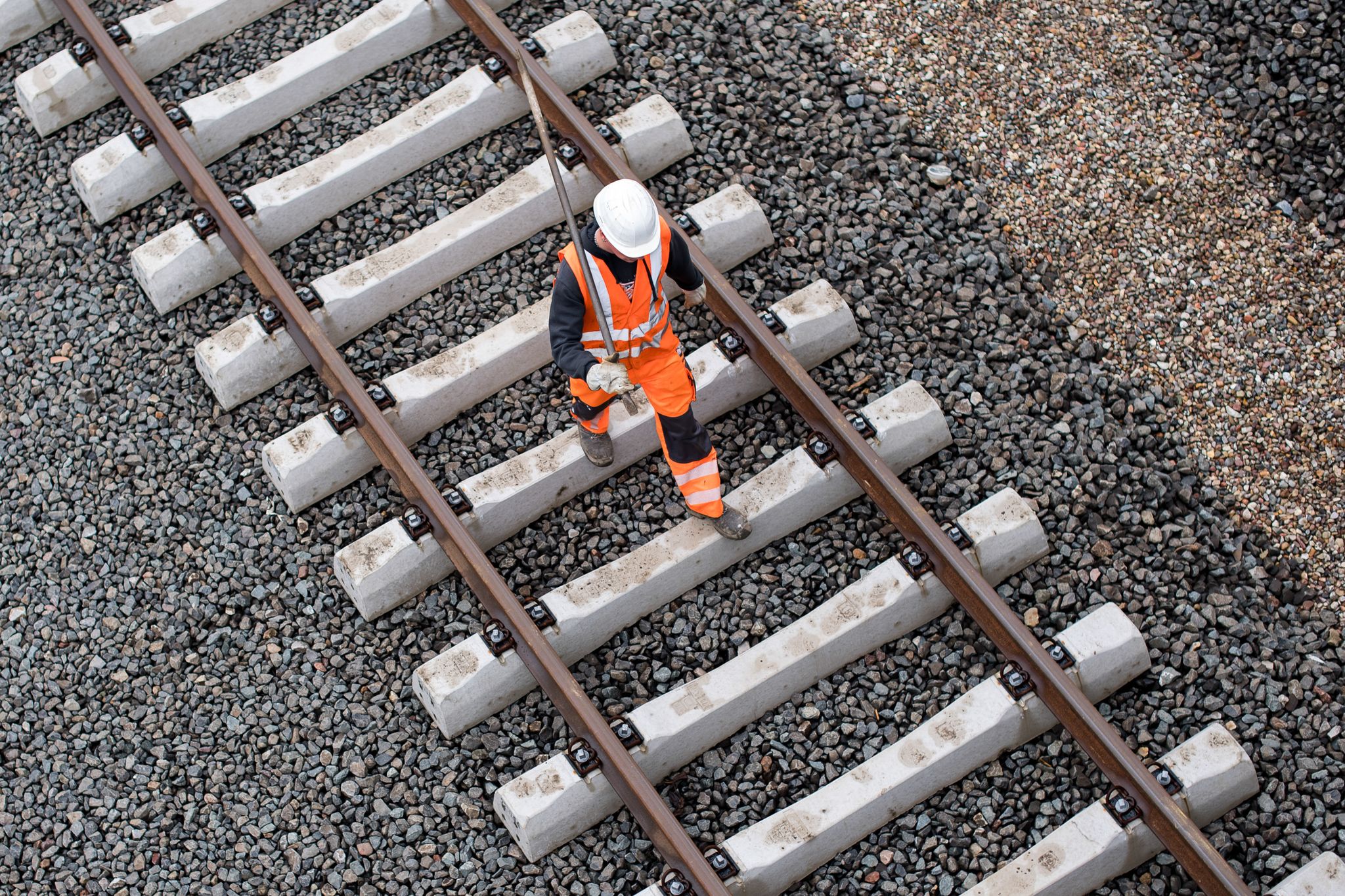 Deutsche Bahn beginnt mit ICE-Streckenarbeiten,Hamm-Hannover: Umleitungen und Verzögerungen für Reisende. Kosten: 90 Mio Euro, Schienen und Brücken werden erneuert.