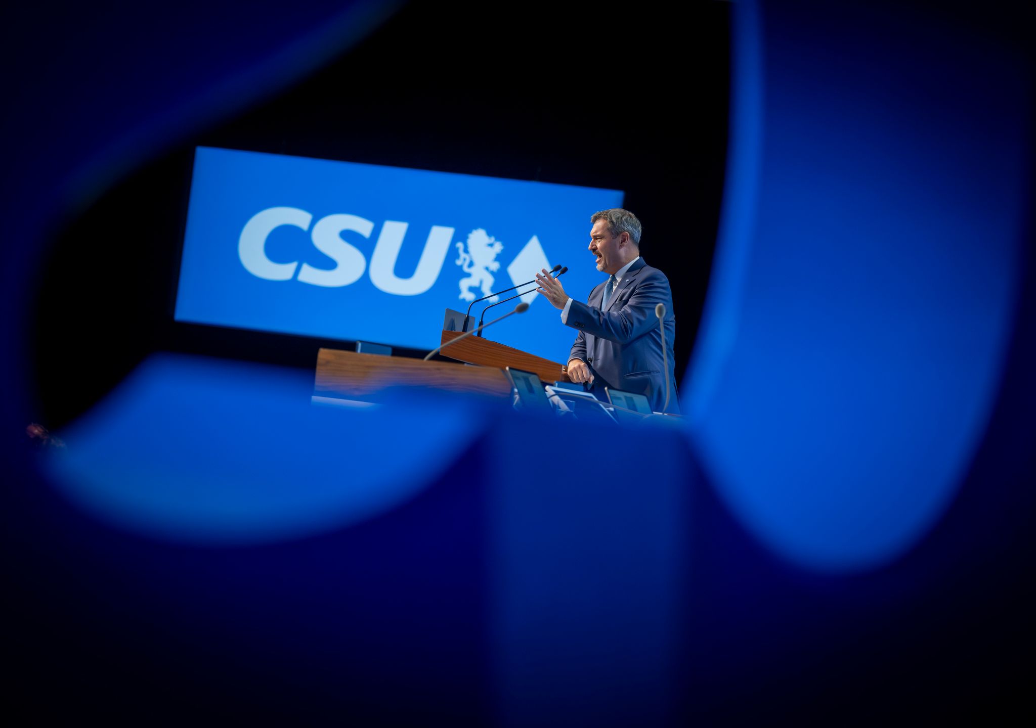 CSU-Parteitag fordert Asyl-Obergrenze und Wehrpflicht