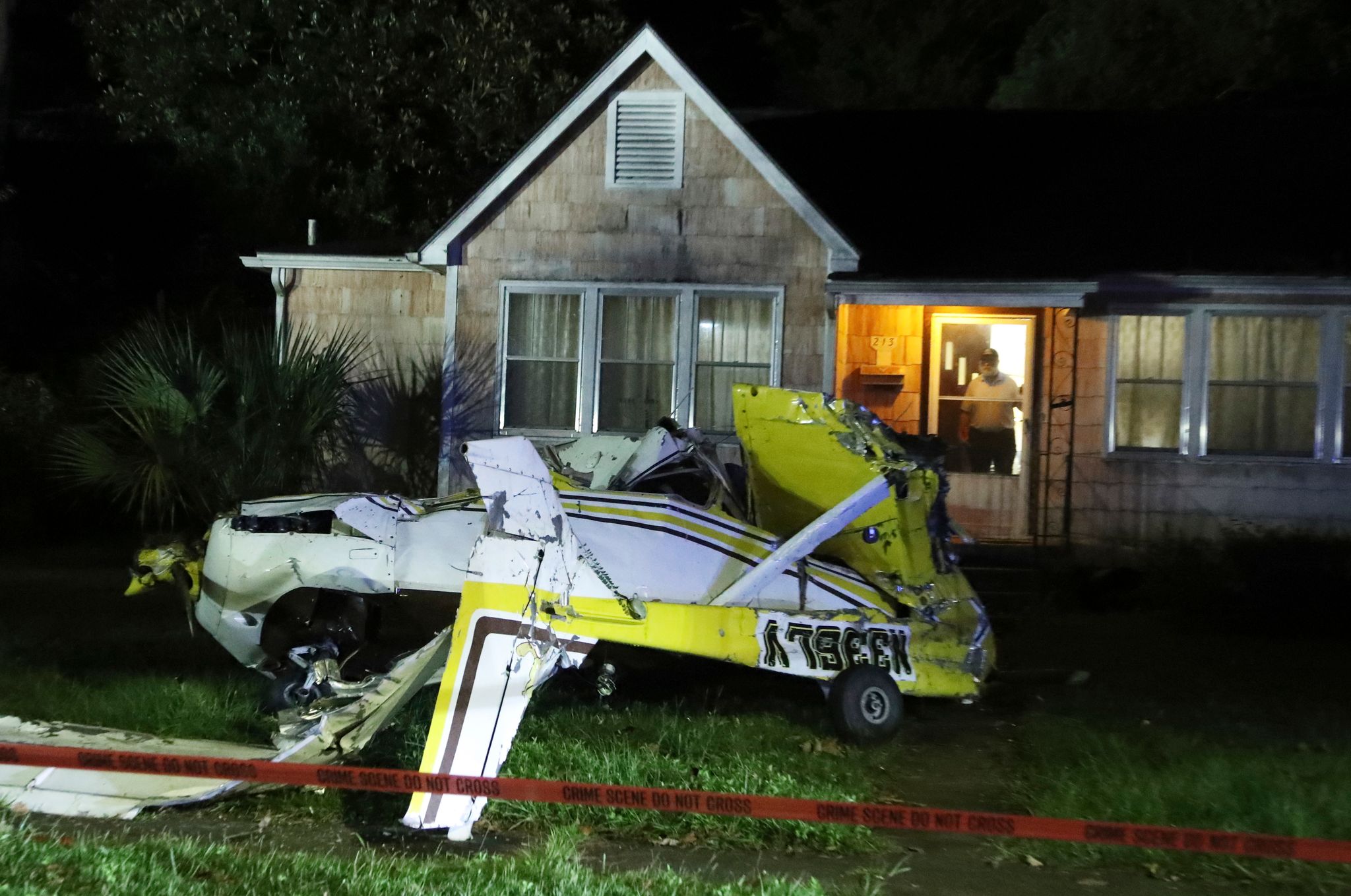 Flugzeug in den USA stürzt vor Haustür ab – Pilot tot