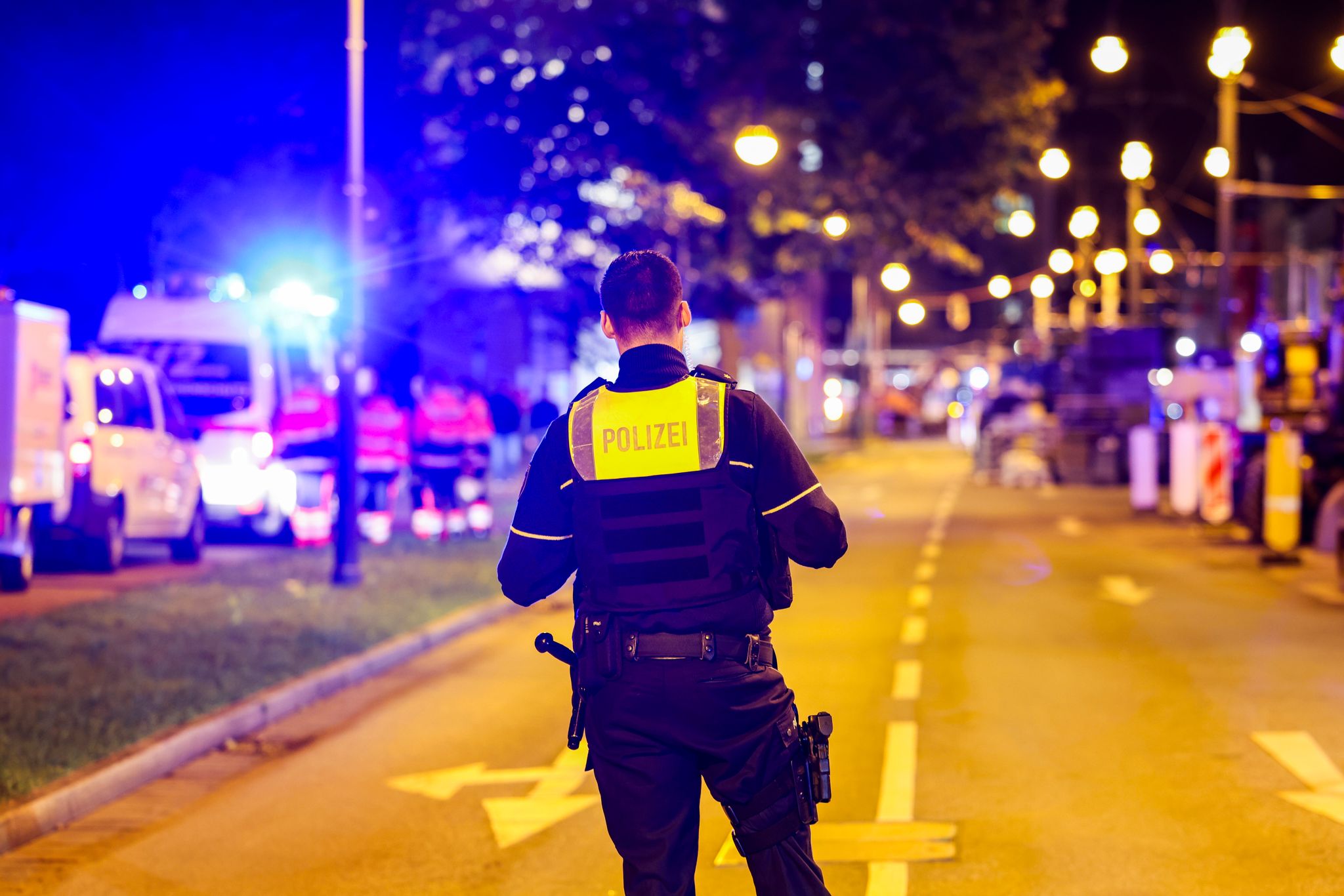 Polizei schießt Verdächtigen vor Kino in Krefeld nieder