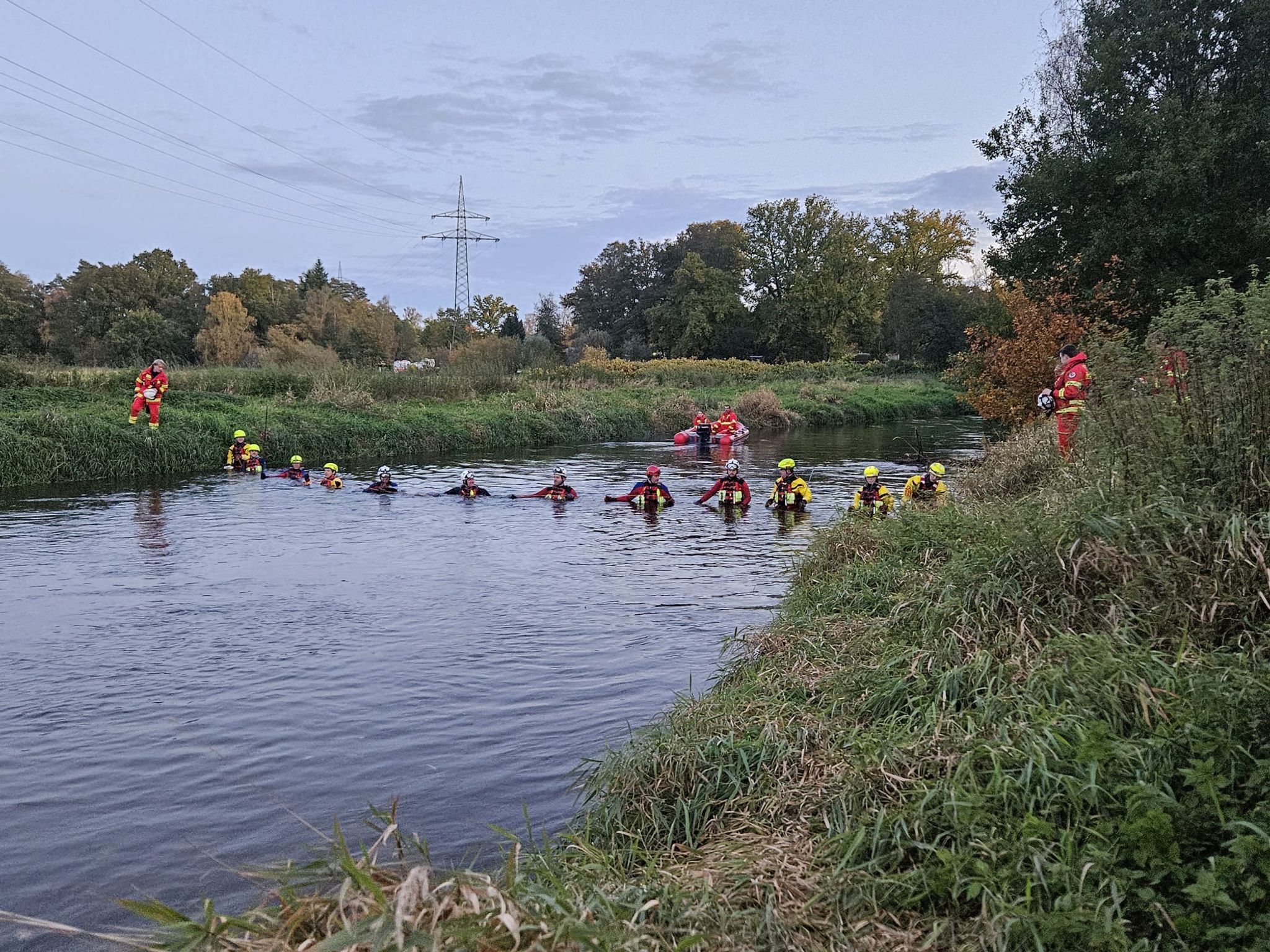 DLRG-Kräfte finden Hamburger Studenten in der Ilmenau