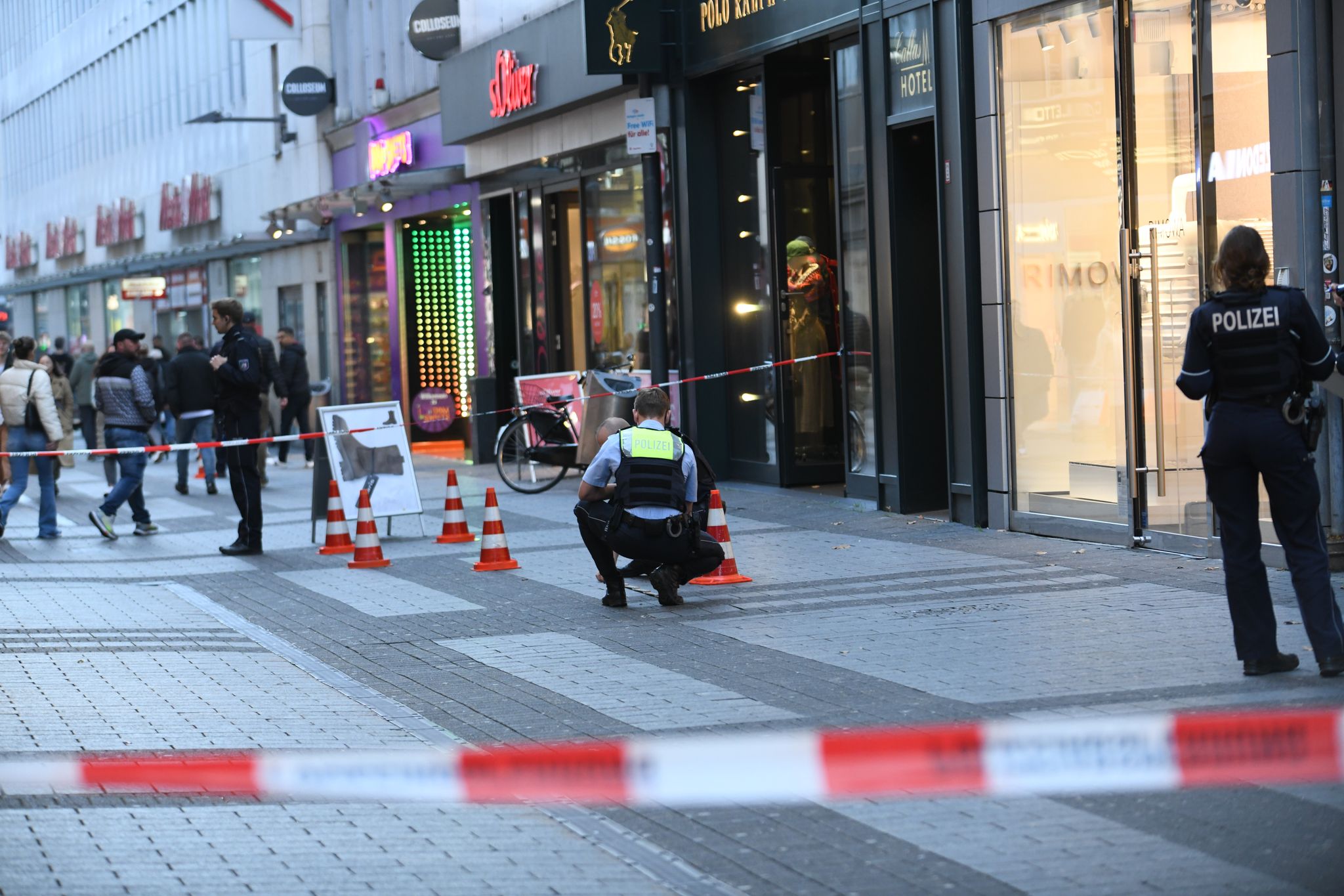 Vor Poldi-Abschied: Fan niedergestochen, Polizisten verletzt