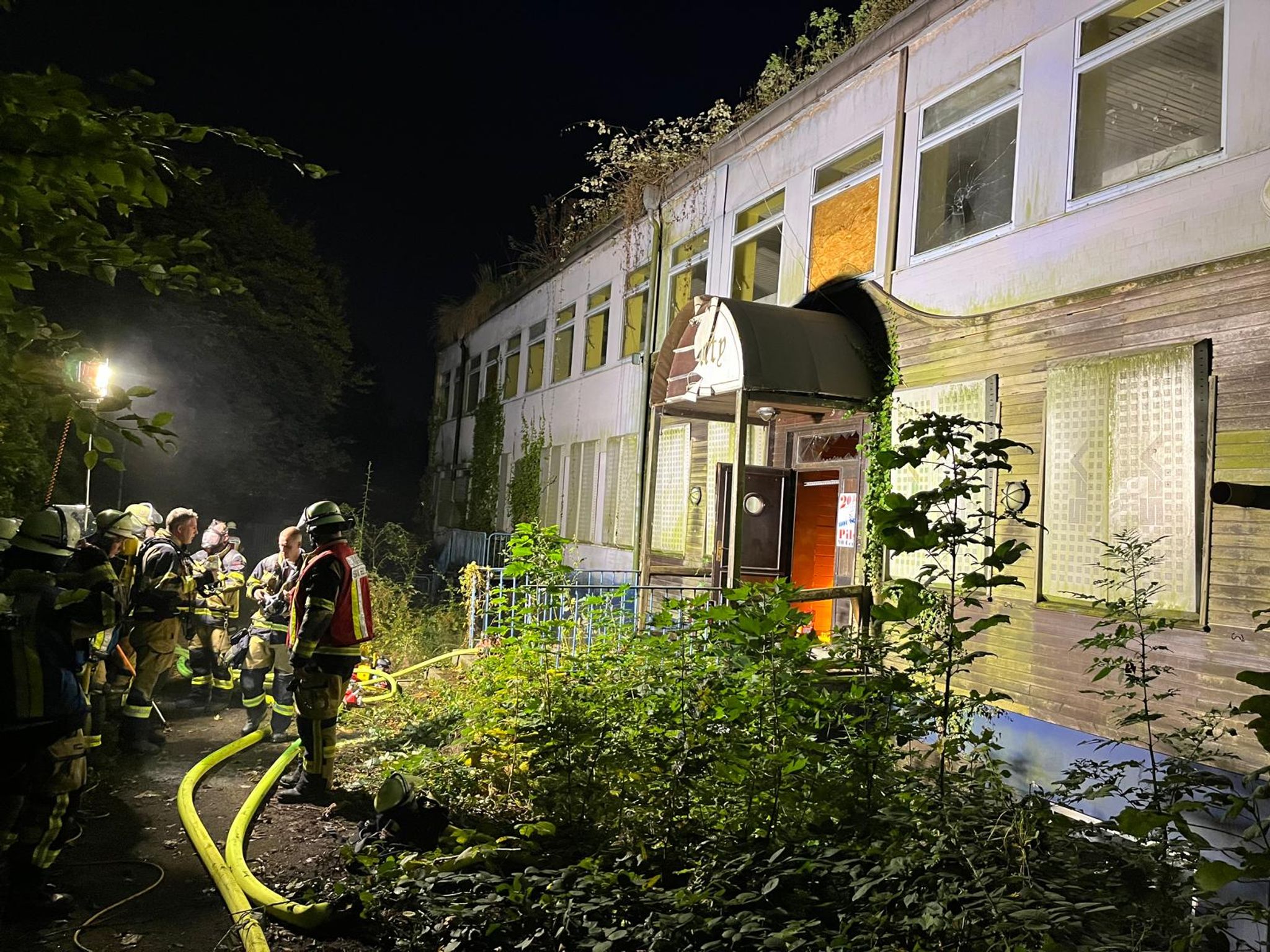 Brand in verlassenem Schwimmbad – Feuerwehr hilft Teenagern