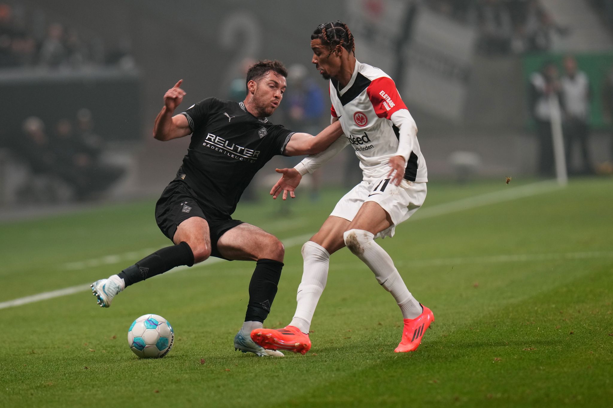 Eintracht Frankfurt trotz Unterzahl im DFB-Pokal-Achtelfinale