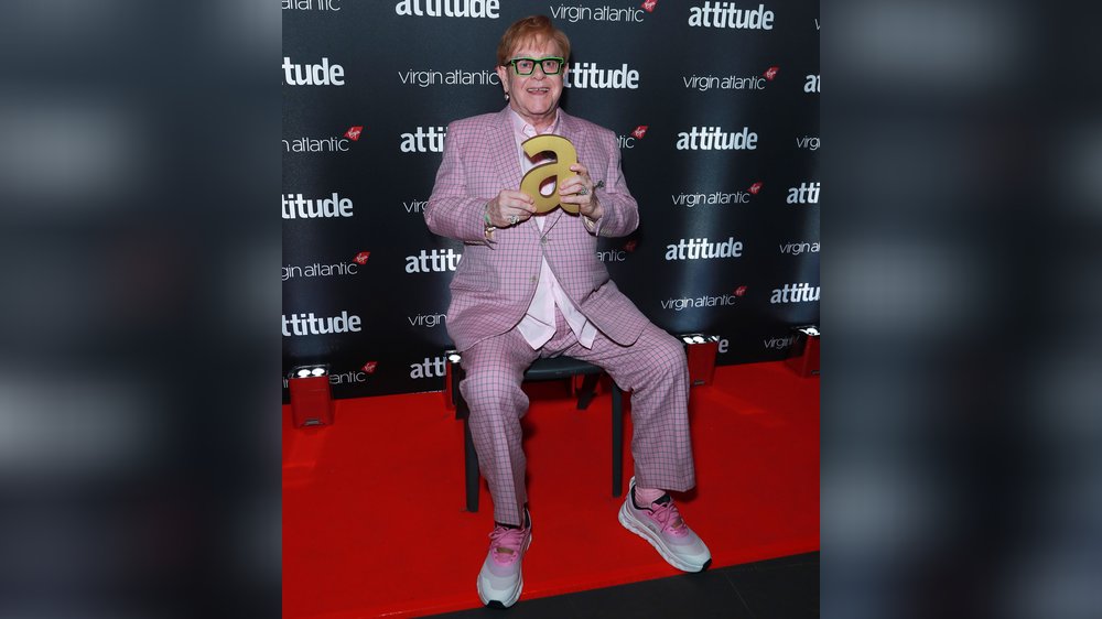 Elton John fühlt sich als „schwuler Mann immer noch glücklich“