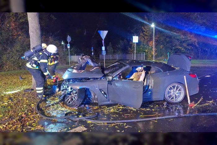Kassel: Auto brennt nach Unfall; Fahrer verletzt
