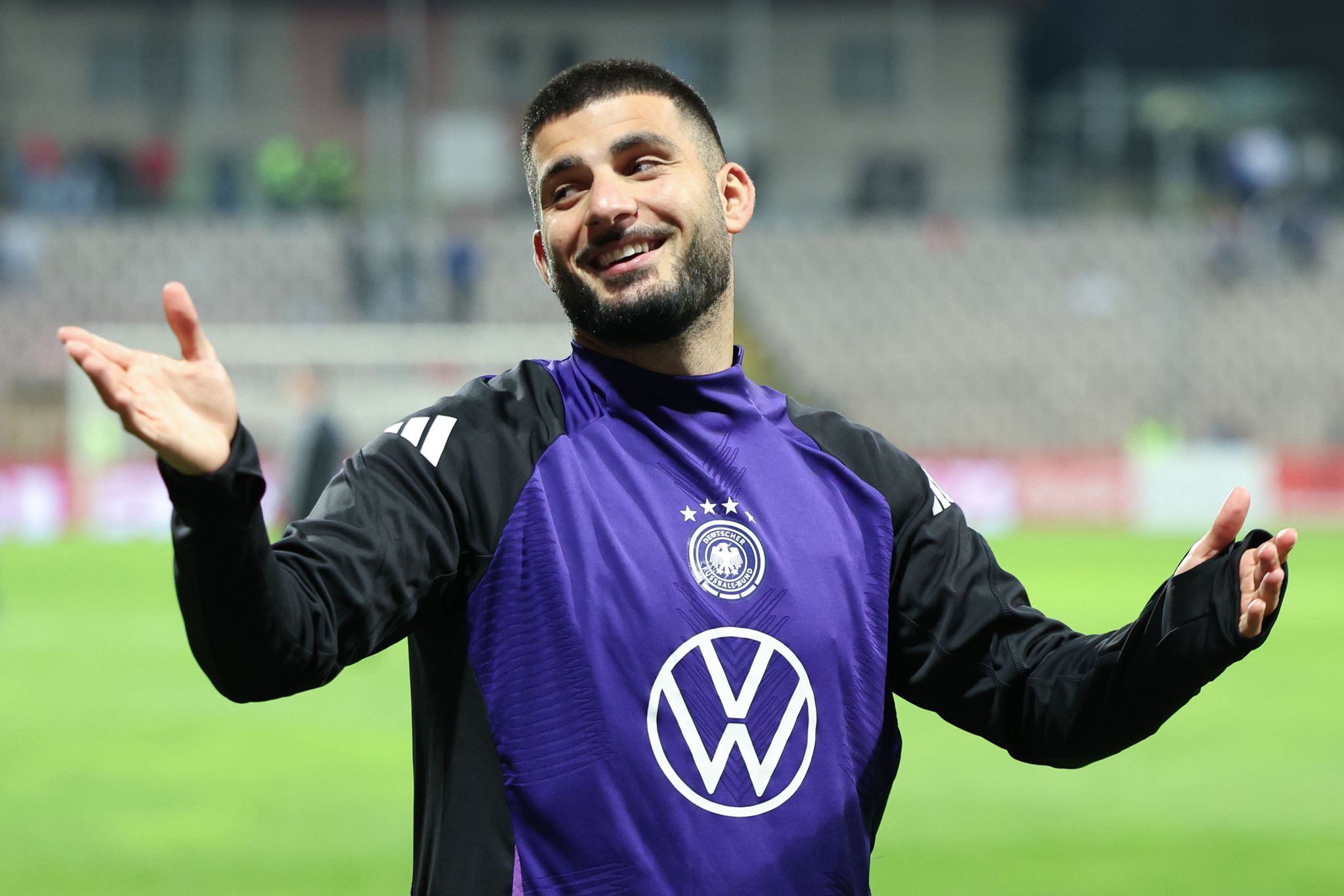 Gewonnene Abmachung: Undav jubelt mit Demirovic-Pose