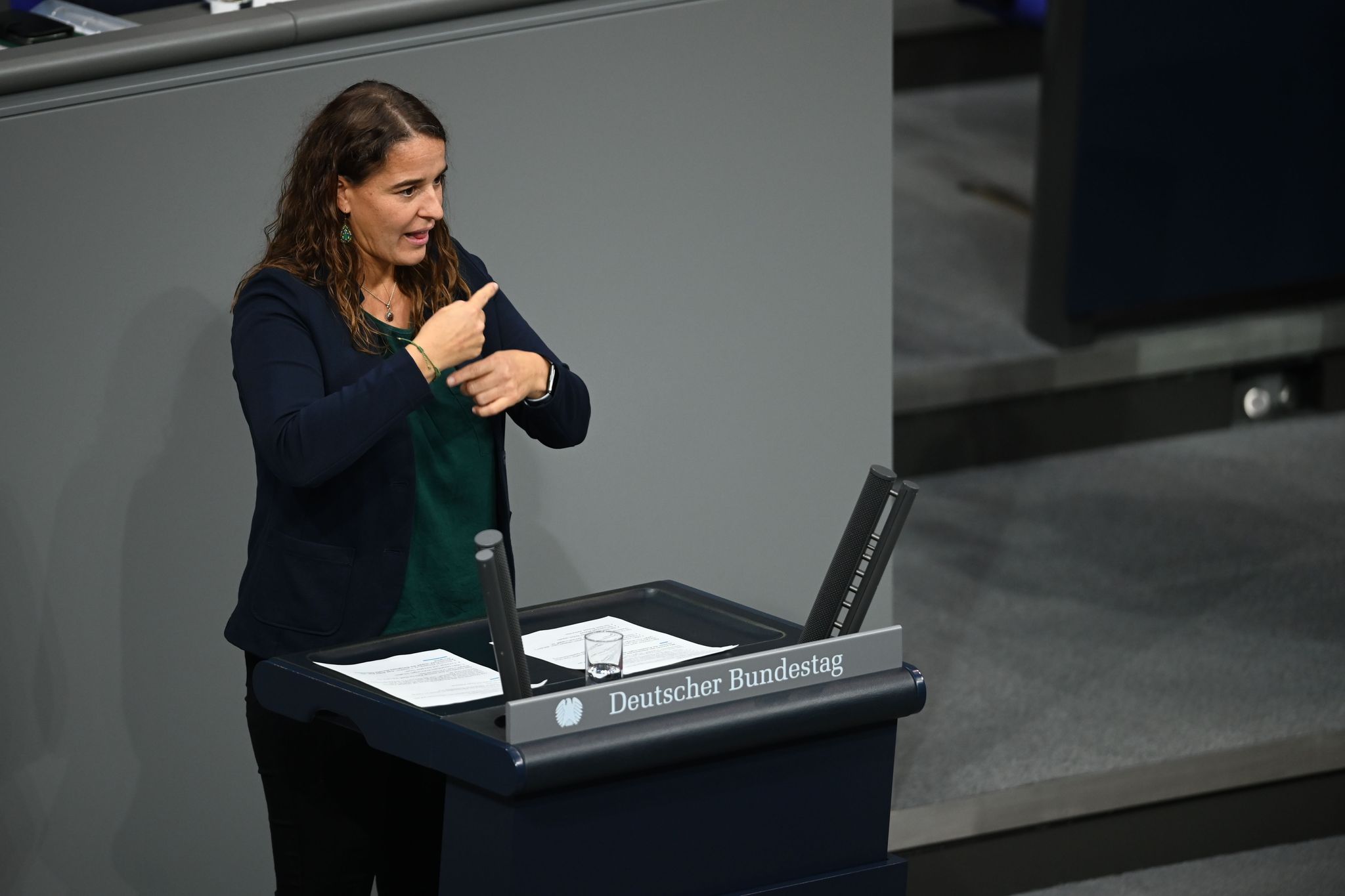 Gehörlose Abgeordnete gebärdet erste Rede im Bundestag