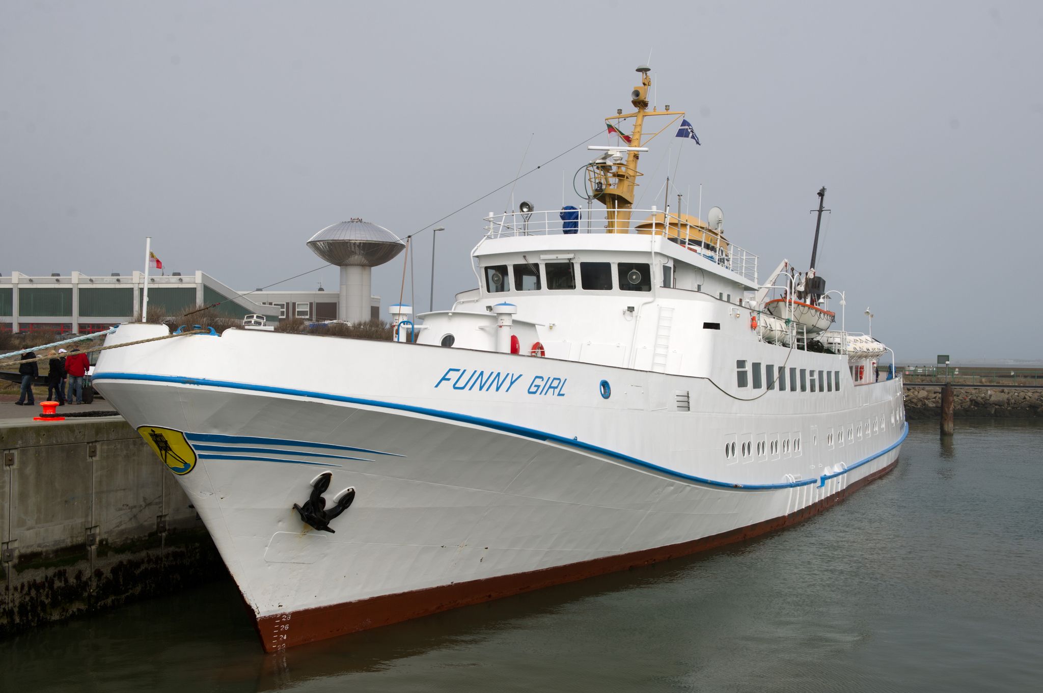 Manövrierunfähige Helgolandfähre zum Festland geschleppt