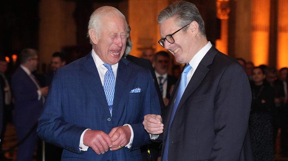 König Charles lacht bei Dinner in London