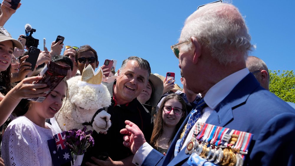 König Charles trifft königliches Alpaka in Australien
