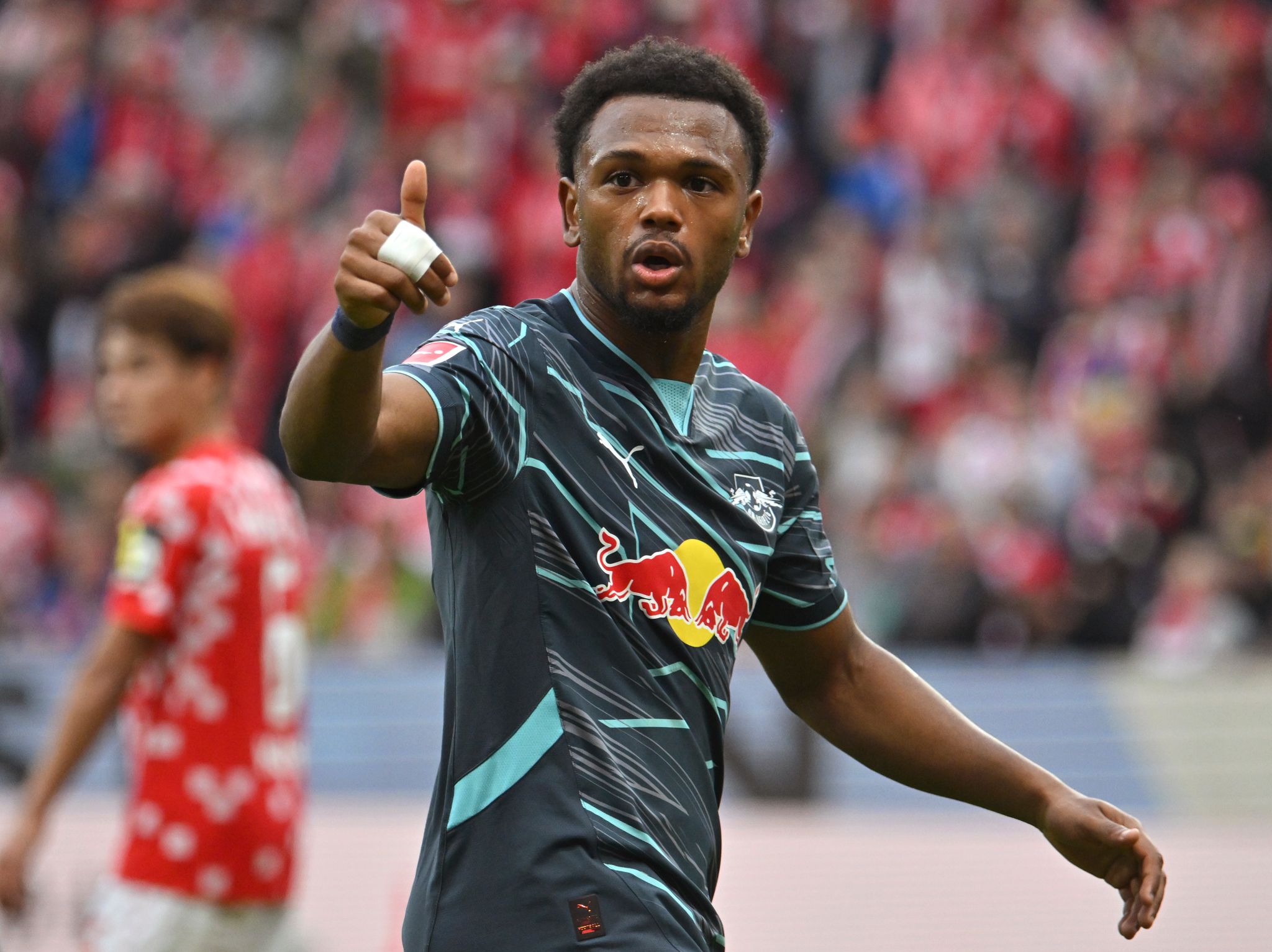 RB Leipzig erobert Spitze der Bundesliga vorübergehend,Heimsieg gegen VfB Stuttgart könnte Bayern wieder vorbeiziehen lassen.