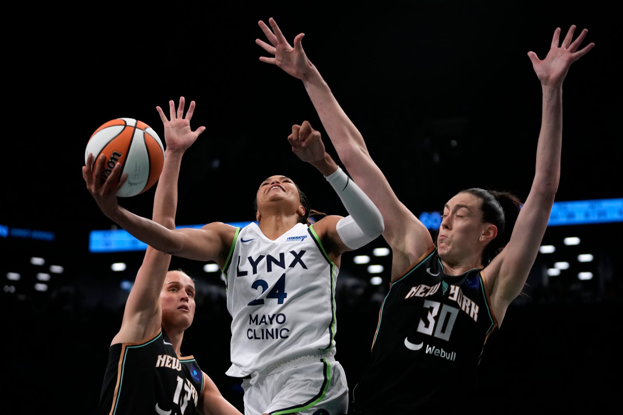 Deutsche Basketball-Nationalspielerinnen verlieren erstes WNBA-Finalspiel knapp
