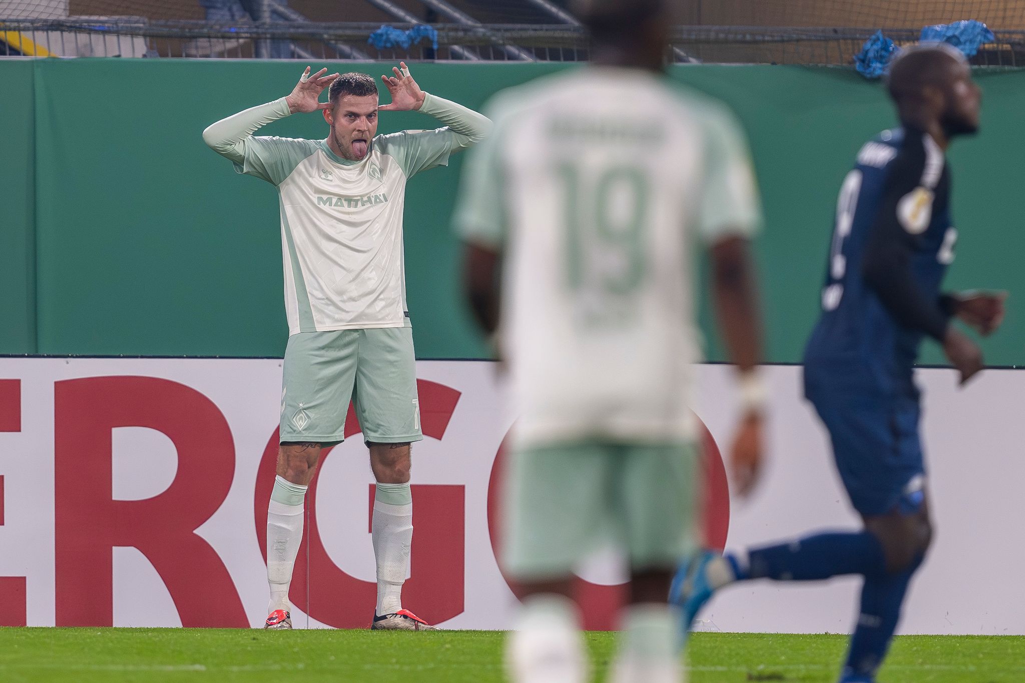 Werder Bremen siegt knapp gegen SC Paderborn im DFB-Pokal
