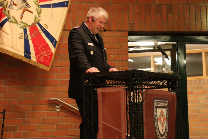 Kreis Segeberg: Kreisfeuerwehrverband Segeberg, Am Freitag fand die außerordentliche Mitgliederversammlung mit 160 Delegierten statt. Der Kreiswehrführer eröffnete die Veranstaltung.