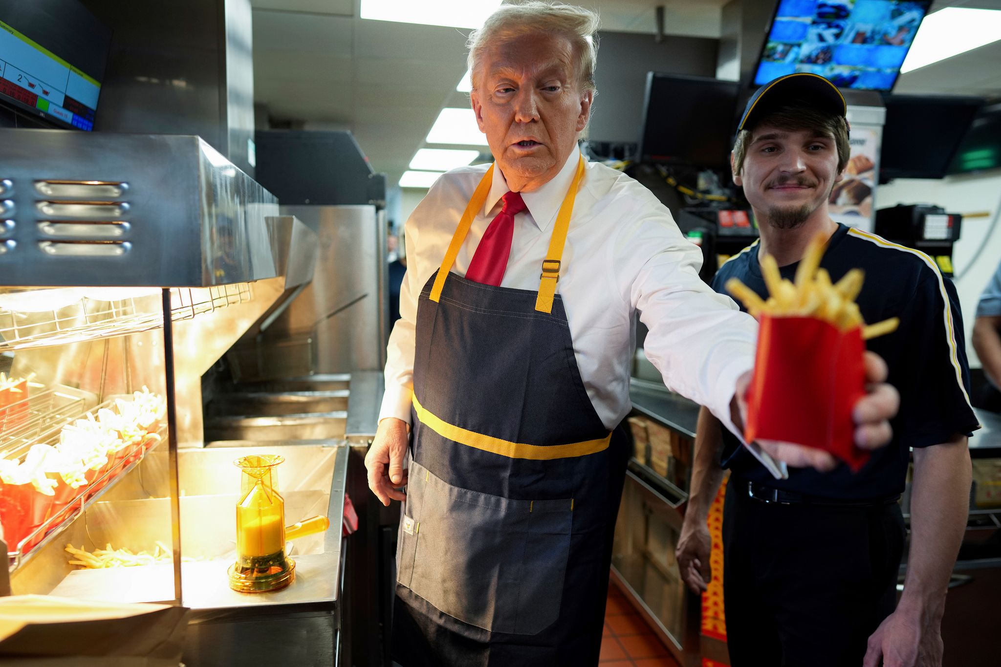 Trump macht Wahlkampf bei McDonald’s – Spitze gegen Harris