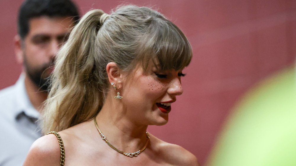 Spiel der Chiefs: Taylor Swift überrascht mit Glitzer-Sommersprossen