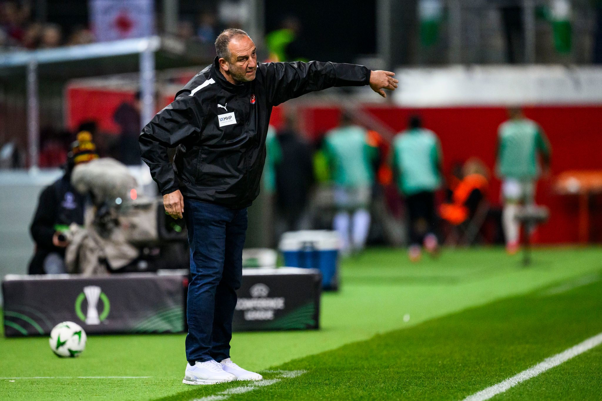 Premierensieg in der Conference League: Heidenheim-Trainer bleibt bodenständig