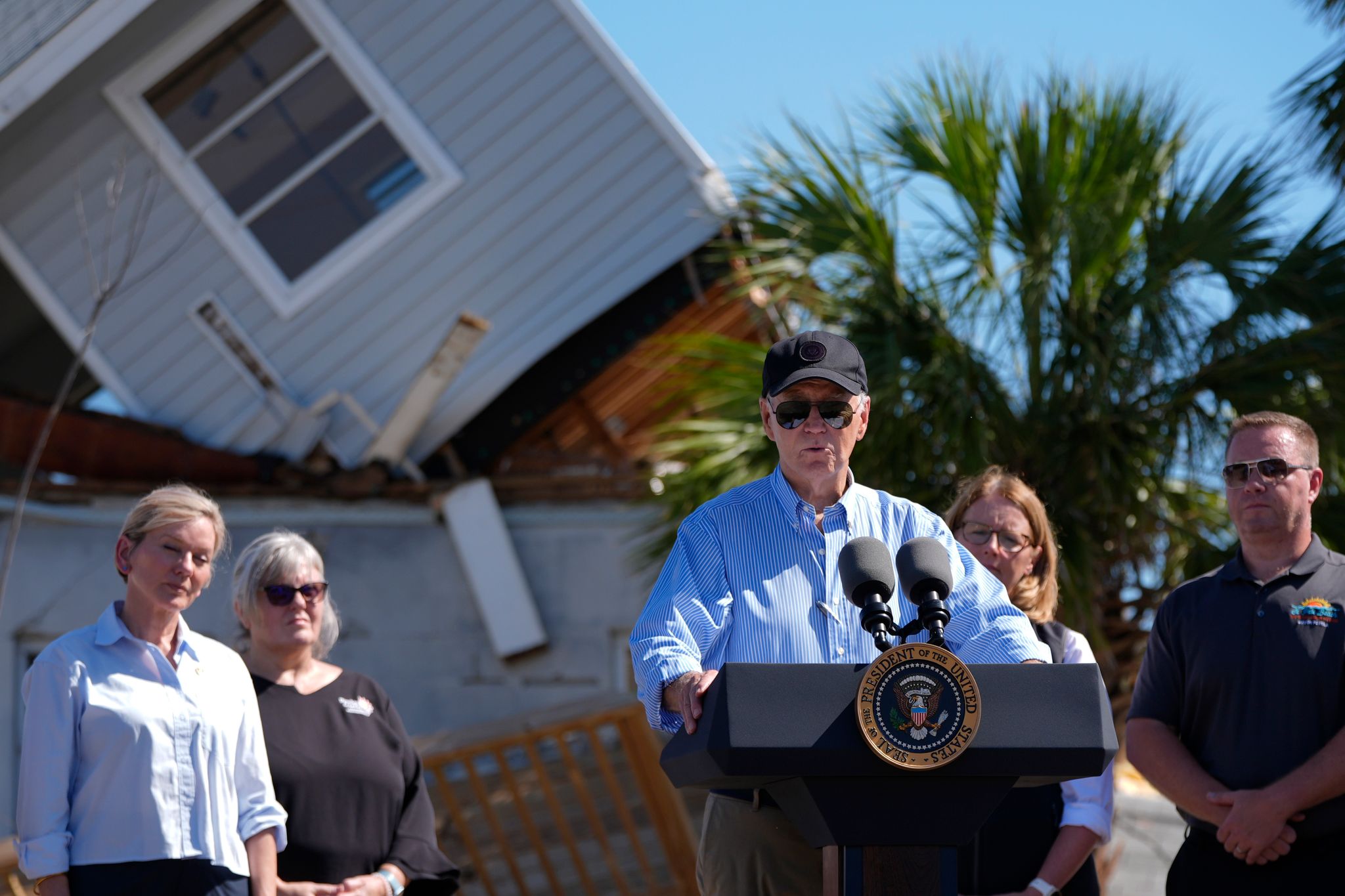 US-Präsident Biden besichtigt Hurrikan-Schäden in Florida