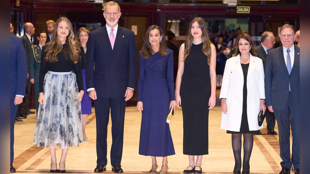 Königliche Blautöne: Spanische Royals im Partnerlook in Oviedo