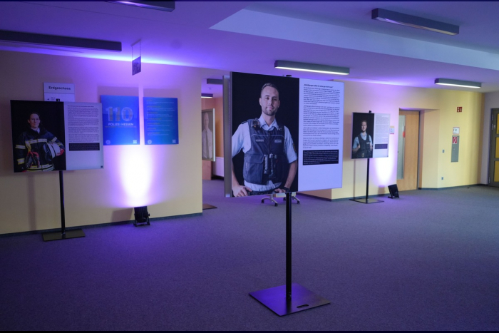 Bad Schwalbach: Ausstellung „Der Mensch dahinter“ im Polizeipräsidium Westhessen