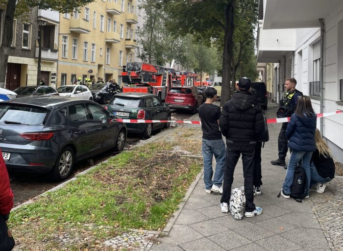 Messer-Mann legt Feuer und bedroht Polizei – SEK stürmt Wohnung in Lichtenberg