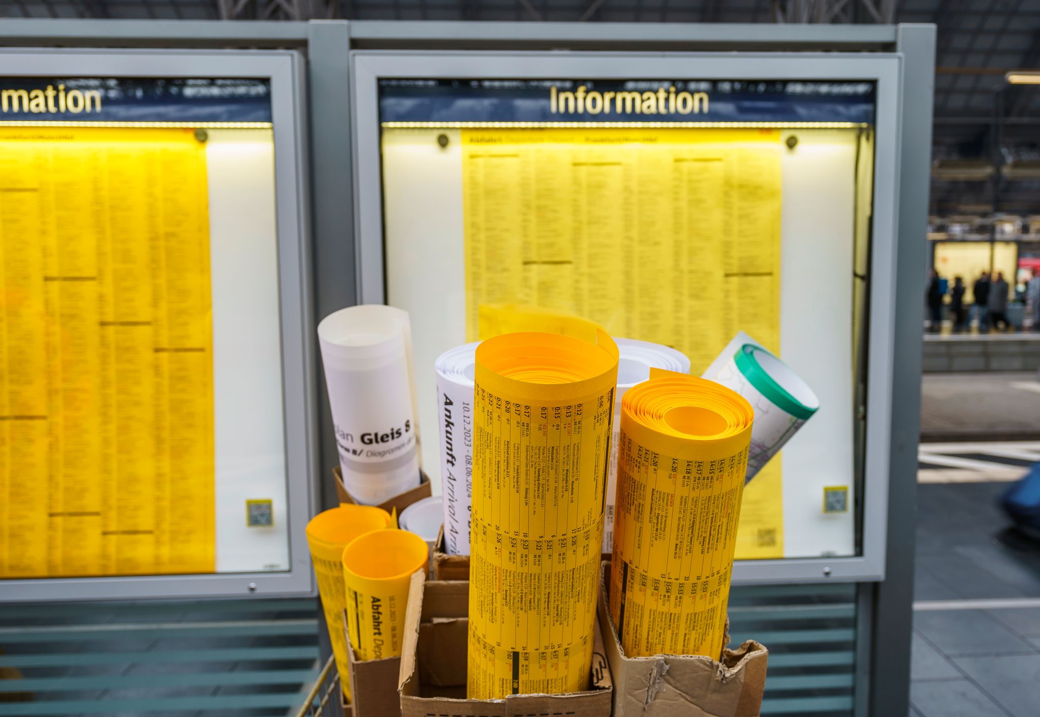 Deutsche Bahn lässt Ankunftspläne in Bahnhöfen doch hängen