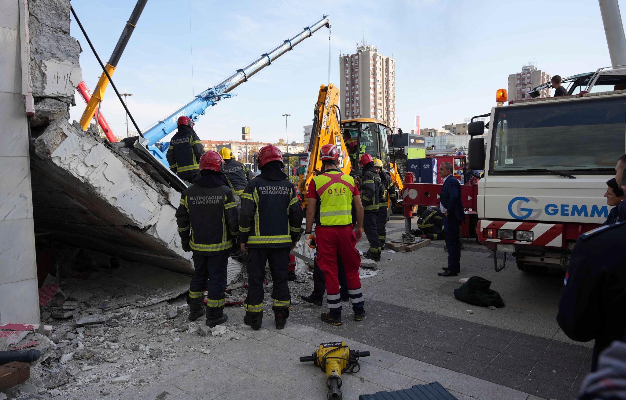 Mindestens 14 Tote nach Einsturz von Bahnhofsvordach in Serbien