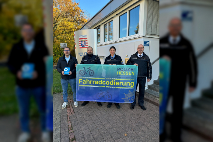 Wetteraukreis: Polizei spendet nach Fahrradcodierungen