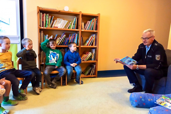 Schwalm-Eder-Kreis: Bundespolizisten lesen für Kinder