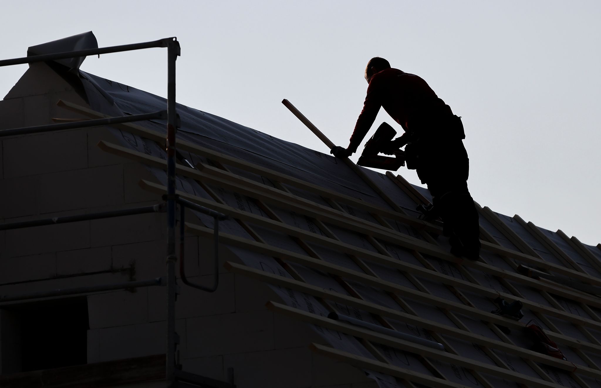 Gewerkschaft: Deutlich mehr Geld für Dachdecker